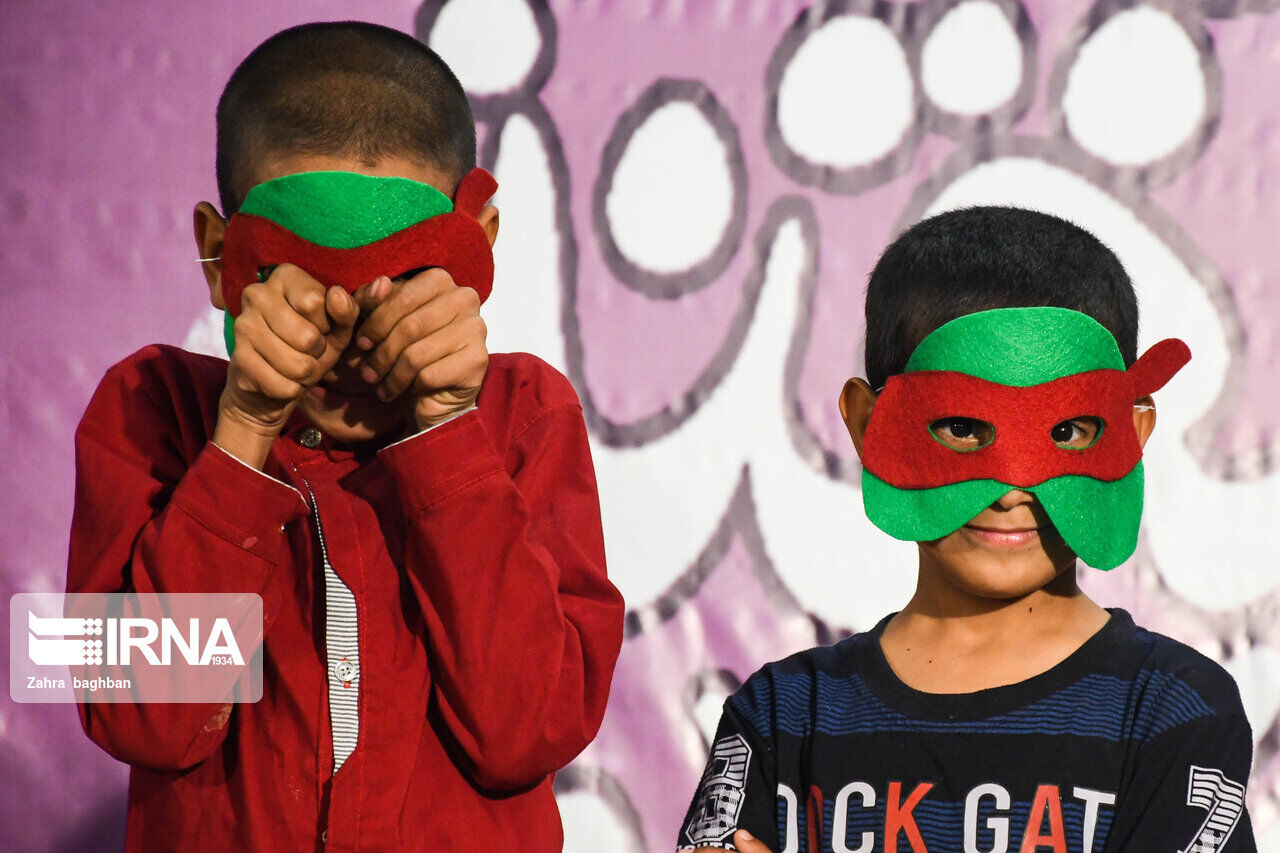 جشن زمستانه برای کودکان کار آمل / شعله کوچک شادی در سرمای روزگار جشن زمستانه برای کودکان کار آمل / شعله کوچک شادی در سرمای روزگار