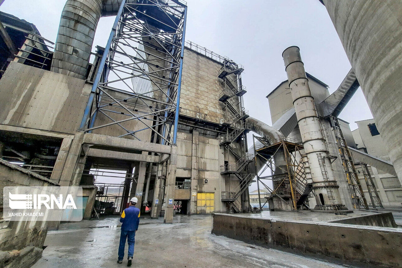 سالانه ۴۰۰ هزار تن سیمان تربت جام از مرز دوغارون به افغانستان صادر میشود