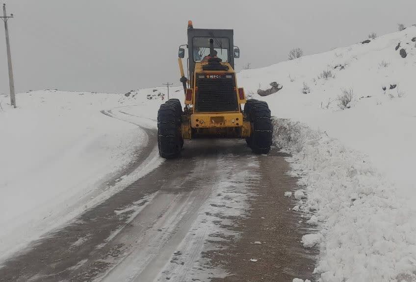 فیلم |جاده‌های چهارمحال و بختیاری زیر تیغ برف‌روبی نیروهای راهداری