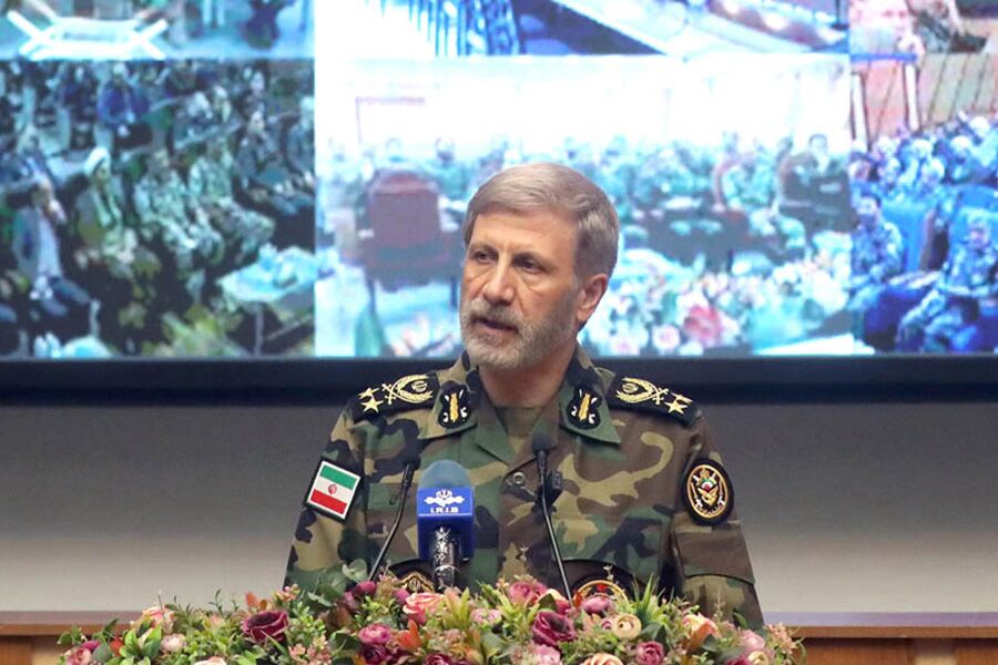 فرمانده کل ارتش: تشدید ادبیات دشمنان را بدون پاسخ نمی‌گذاریم