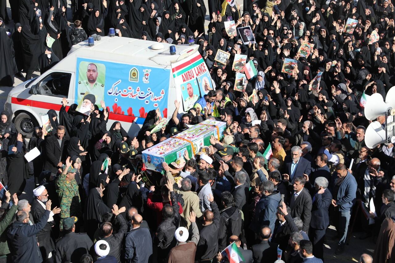 فیلم| حضور پرشور و گسترده مردم ایلام در تشییع پیکر شهید مدافع امنیت