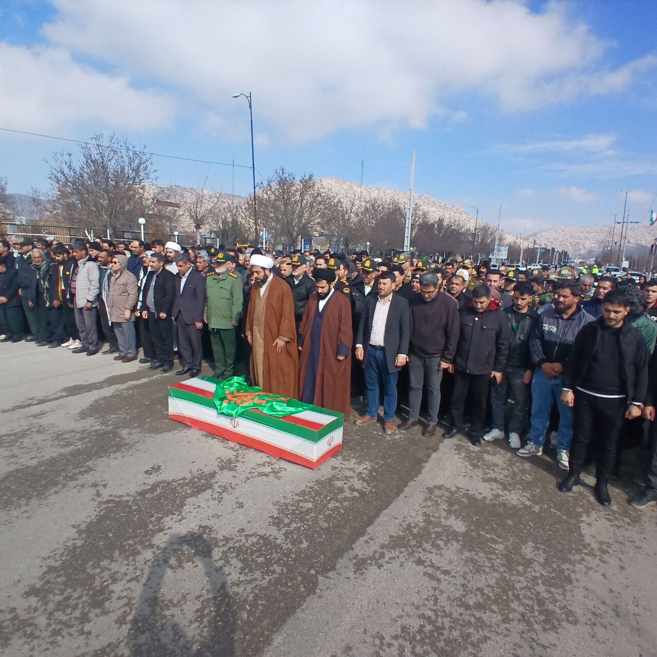 تشییع پیکر مطهر شهید مدافع امنیت در بخش گواور گیلانغرب تشییع پیکر مطهر شهید مدافع امنیت در بخش گواور گیلانغرب