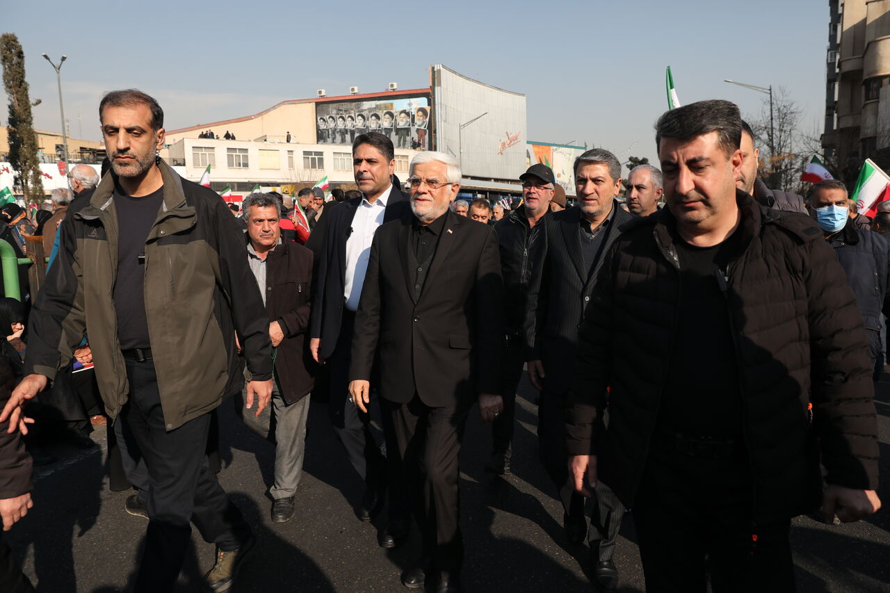 عارف: مردم در دفاع از انقلاب همیشه حاضرند/ دغدغه دولت حل مشکلات مردم