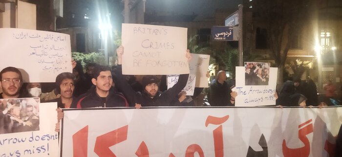 تجمع دانشجویان در مقابل سفارت انگلستان در تهران