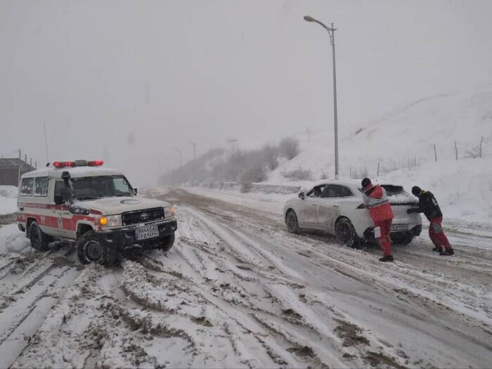 برفروبی و بازگشایی راه ۹۲۷ روستای مازندران در جریان است