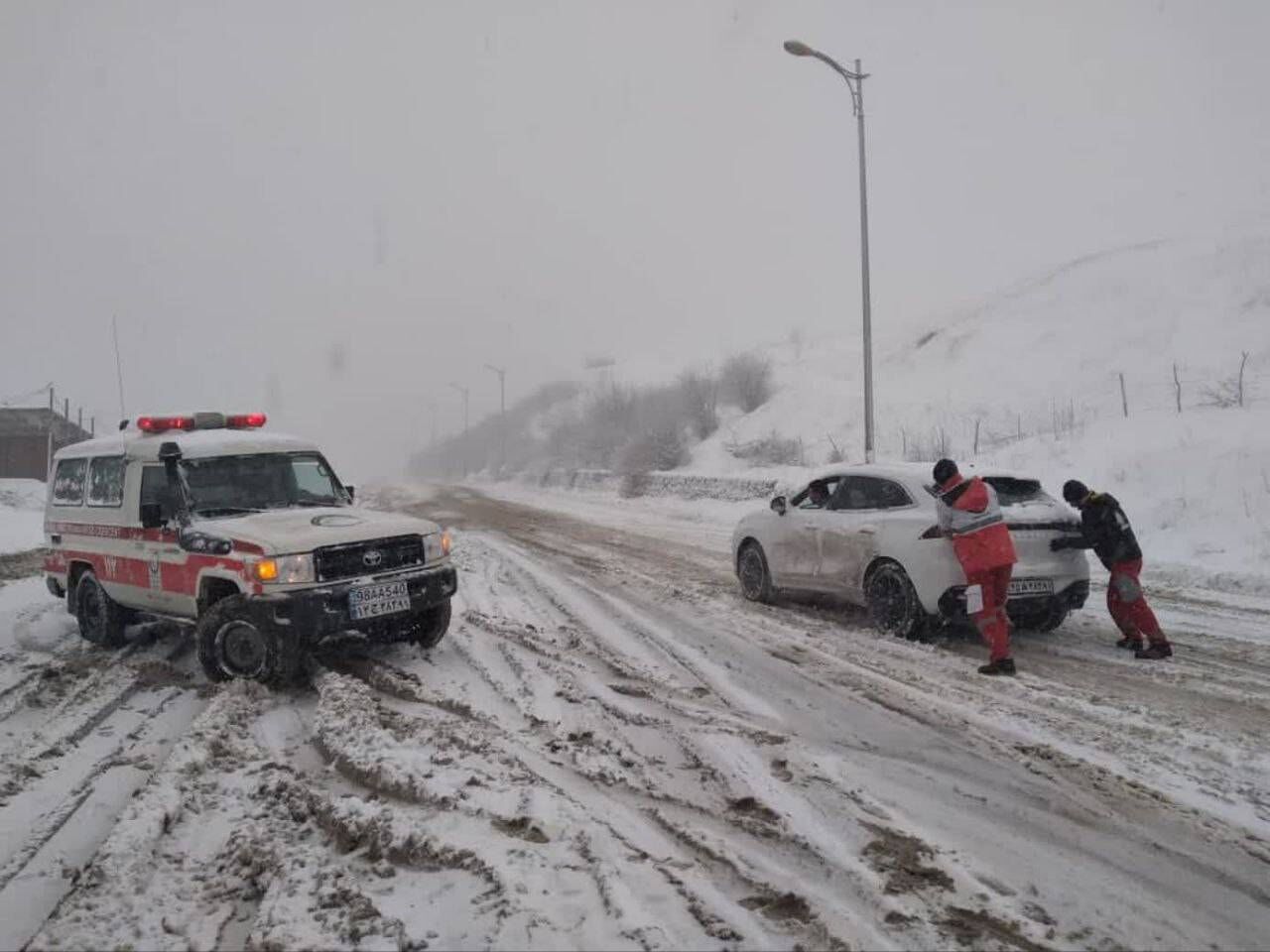 هشدار پلیس راه اصفهان درباره لغزندگی شدید جاده‌های اصفهان