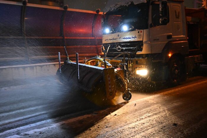 ادامه برف روبی خیابان های پایتخت/ تجهیزات تخصصی به کمک آمد