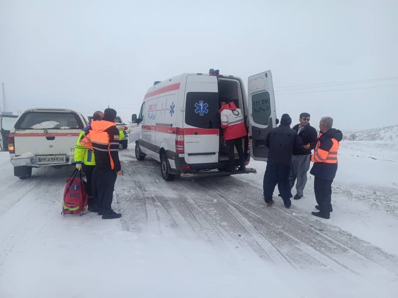 انتقال مادر باردار در منطقه چم‌زرشک ثلاث‌باباجانی توسط نیروهای هلال احمر