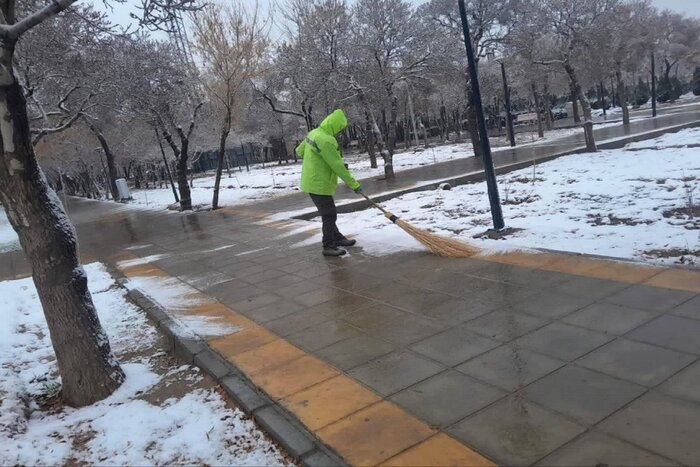 انجام وظیفه پاکبانانِ بیرجند در سوز سرما؛ روایت تلاش خاموش در صبحی برفی