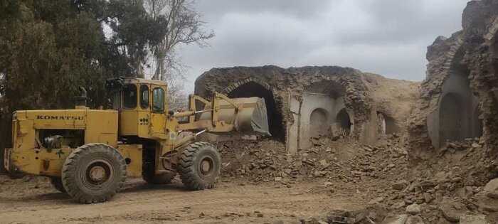 غروب یک عمارت تاریخی در کوهبنان کرمان؛ لودرها به جان خانه وکیلی افتادند