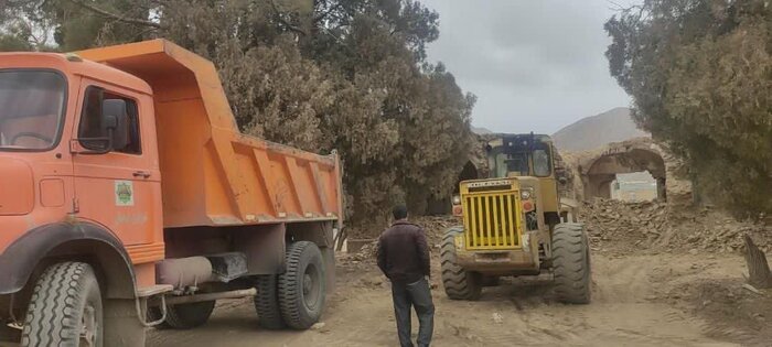 غروب یک عمارت تاریخی در کوهبنان کرمان؛ لودرها به جان خانه وکیلی افتادند