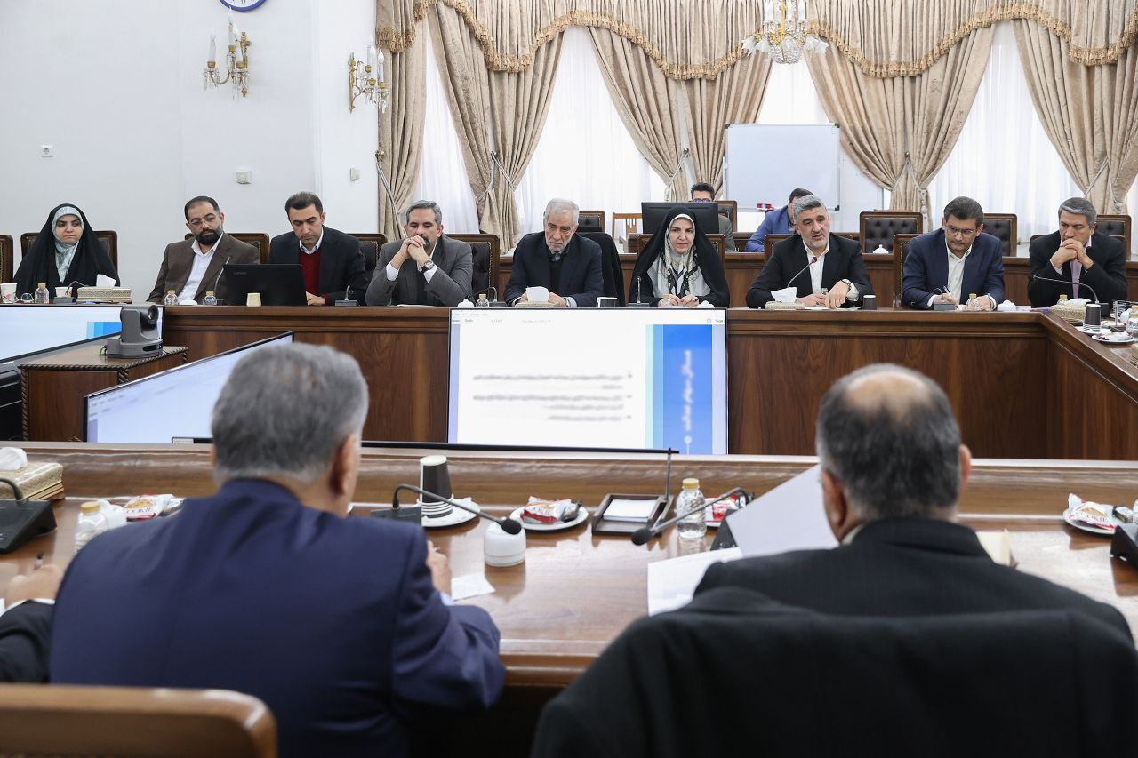 تاکید عارف بر حفظ سرمایه و قدرت خرید مردم/ آرامش در بازار پول و سرمایه برقرار است