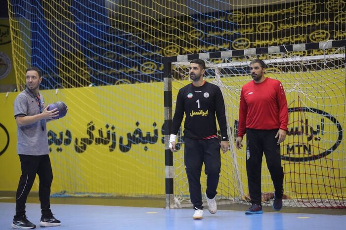 لژیونر تیم ملی هندبال: دست رافائل خالی بود/ اجازه بازی به خط زن ما را ندادند