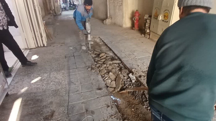 نشتی لولههای آب، این بار پشت شبستان شرقی گنبدخانه نظامالملک + فیلم