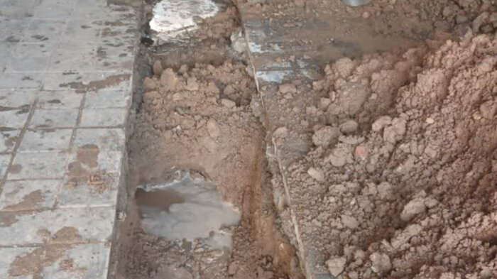 نشتی لولههای آب، این بار پشت شبستان شرقی گنبدخانه نظامالملک + فیلم