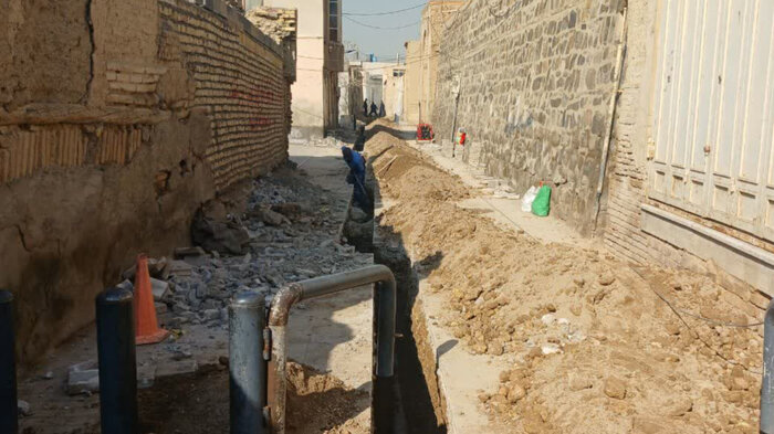 نشتی لولههای آب، این بار پشت شبستان شرقی گنبدخانه نظامالملک + فیلم