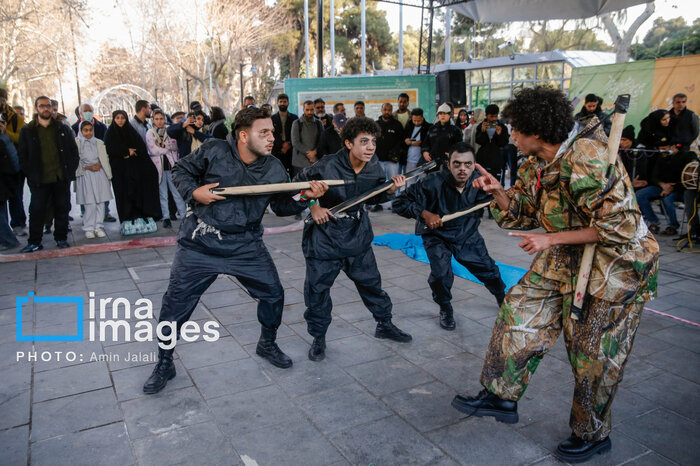 شهدای غواص به خیابان آمدند؛ جشنواره باعث پویایی تئاتر شده است+ فیلم