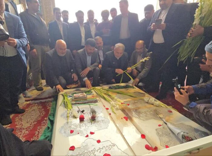 ادای احترام وزیر میراث فرهنگی به حضرت سبزقبا(ع)