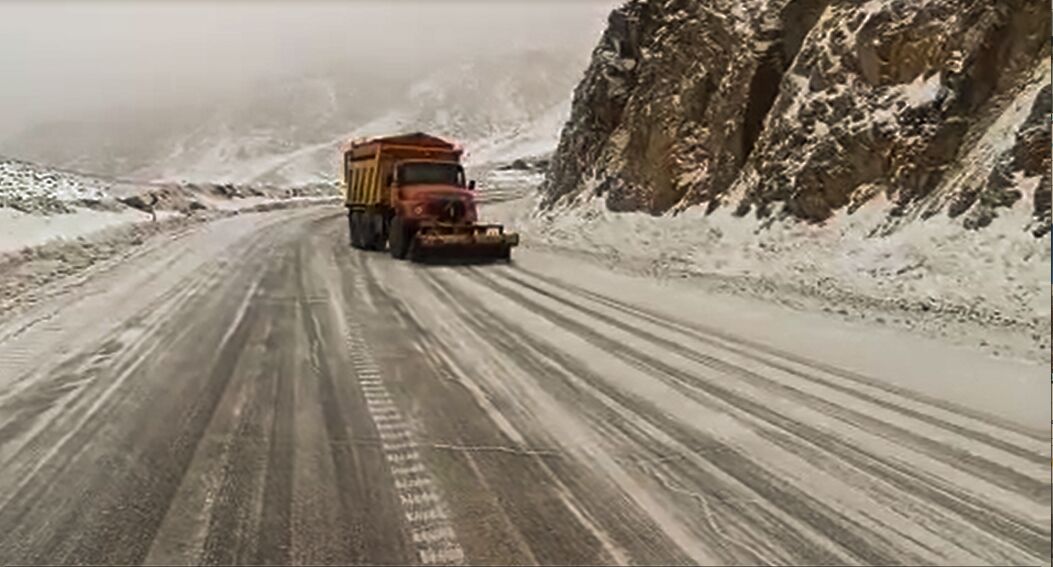 بارش پراکنده برف در سمنان؛ همه محورهای استان باز است + فیلم