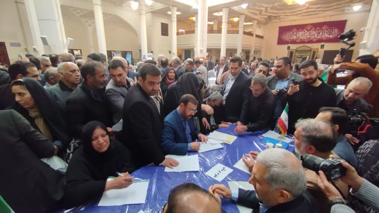 میز خدمت مسئولان فارس در حرم شاهچراغ(ع)؛ پاسخگویی مستقیم به شهروندان در آستانه دهه فجر