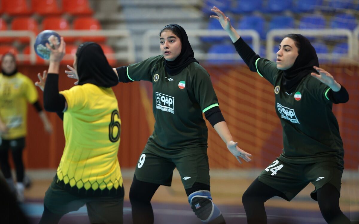 بانوان سپاهان با فتح شهرآورد هندبال اصفهان صدرنشینی را تثبیت کردند