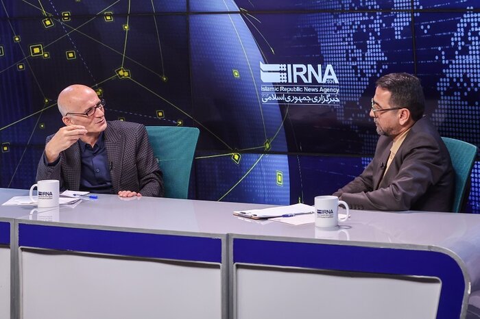 فراستخواه: به اینجا رسیدیم، چون سیستم ناشنوایی و کوررنگی داشت