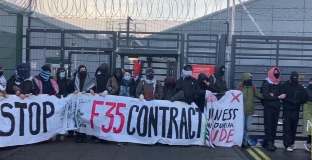 سركوب معترضان ضد صهيونيست مقابل يك كارخانه اسلحه سازي در اسكاتلند سركوب معترضان ضد صهيونيست مقابل يك كارخانه اسلحه سازي در اسكاتلند