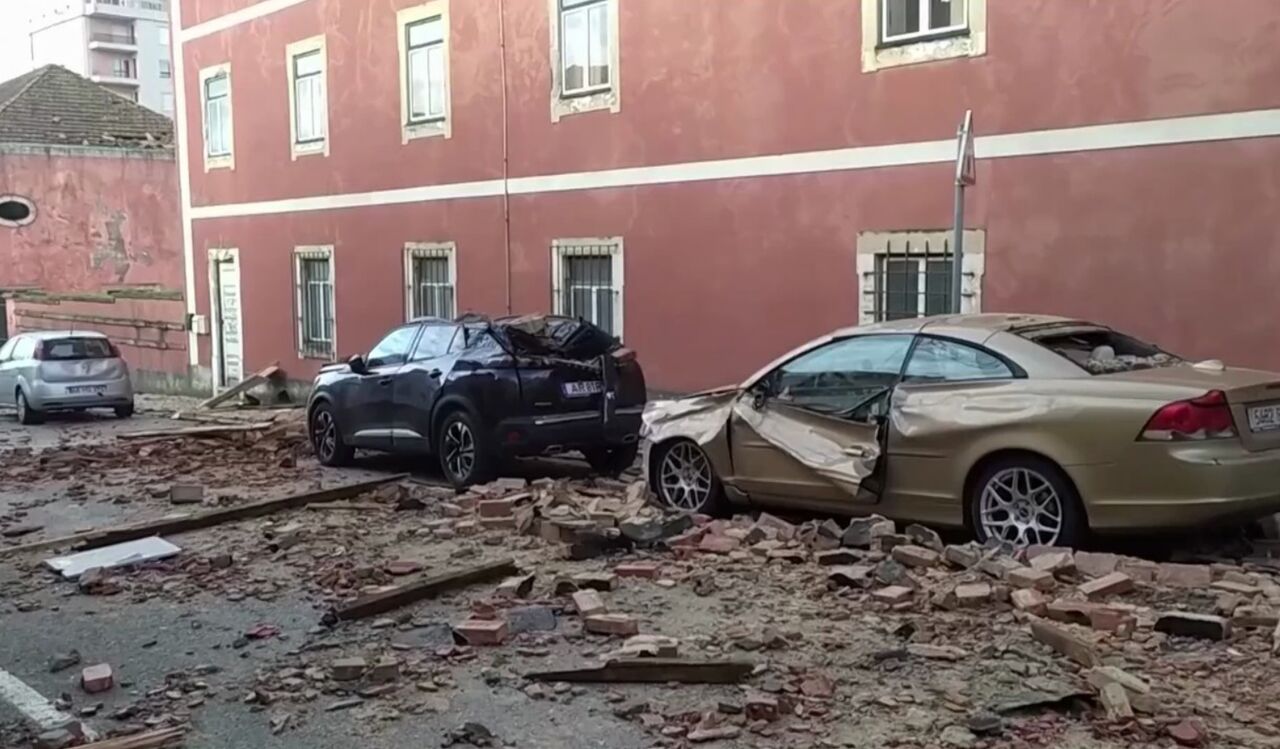 تداوم مشكلات ناشي از توفان كريستين در پرتغال؛ برق هزاران نفر همچنان قطع است تداوم مشكلات ناشي از توفان كريستين در پرتغال؛ برق هزاران نفر همچنان قطع است