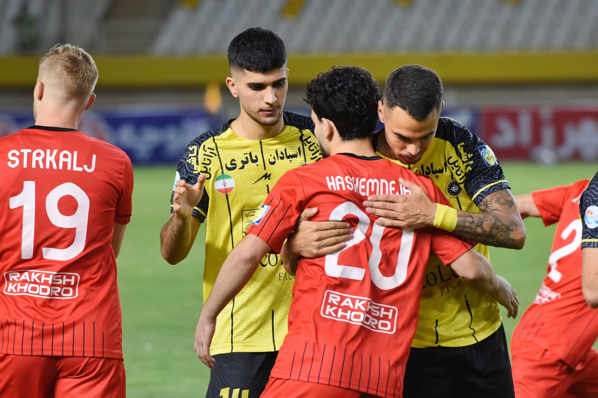 تراکتور و سپاهان در جنجالیترین بازی فصل؛ دوئل صدرنشینی و بازگشت مهندس به تبریز