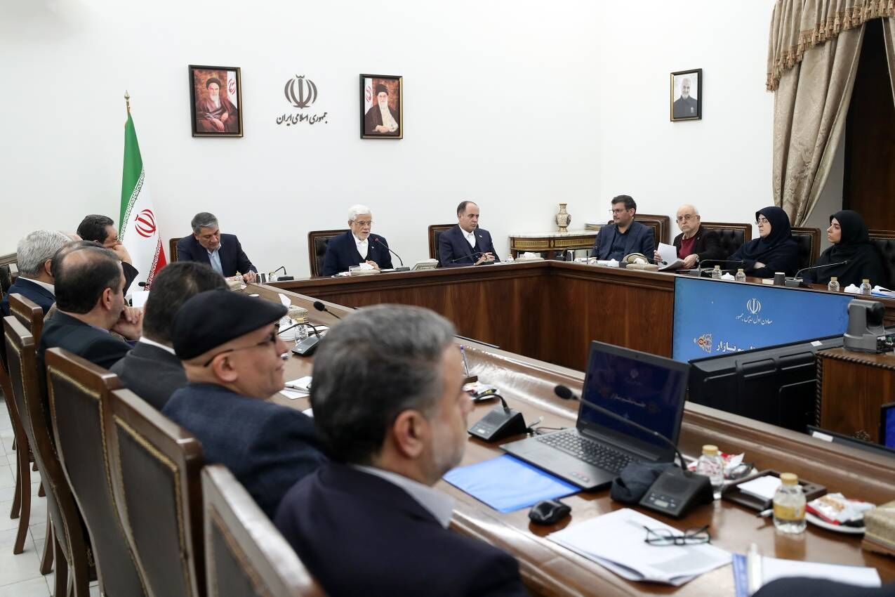 در جلسه تنظیم بازار بر تامین کالاهای اساسی مردم تاکید شد / هشدار به خودروسازان متخلف