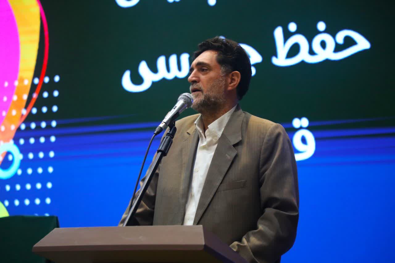 سانسور دستاوردهای انقلاب، نسل جدید را دچار بحران هویت می‌کند