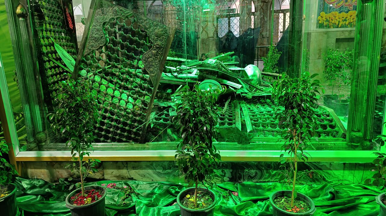 حرم مطهر سبزقبا(ع) غبارروبی شد