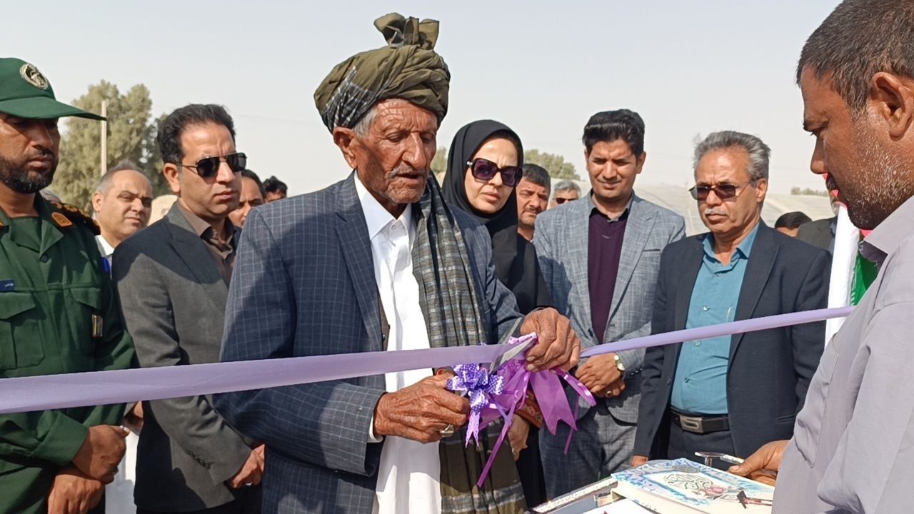 افتتاح ۲۶۰ واحد گلخانه‌ای در شهرستان هامون در دهه فجر