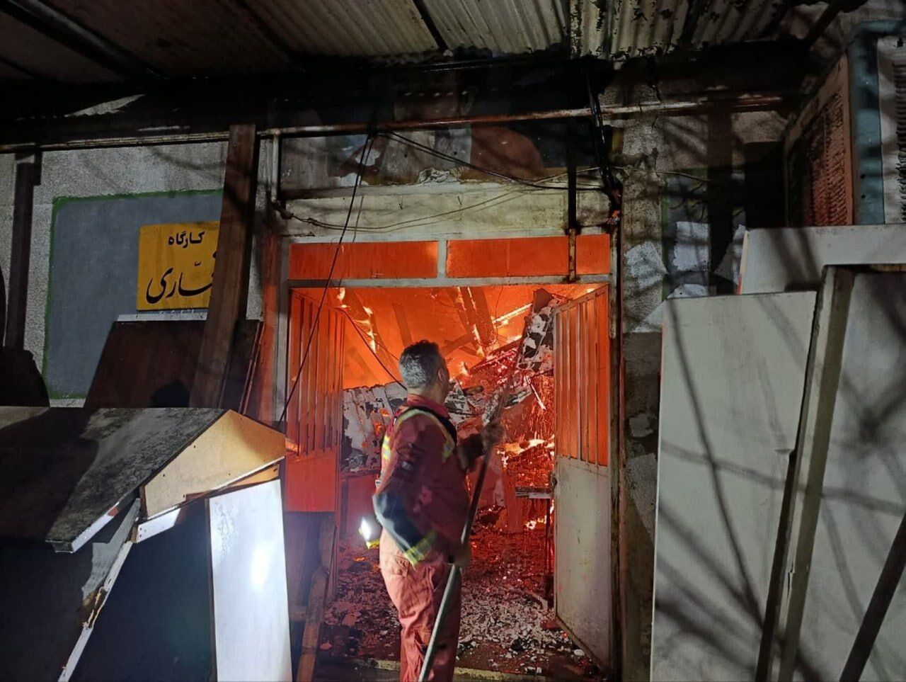 اطفای آتش سوزی کارگاه چوب‌بری یک پادگان نظامی در تهران