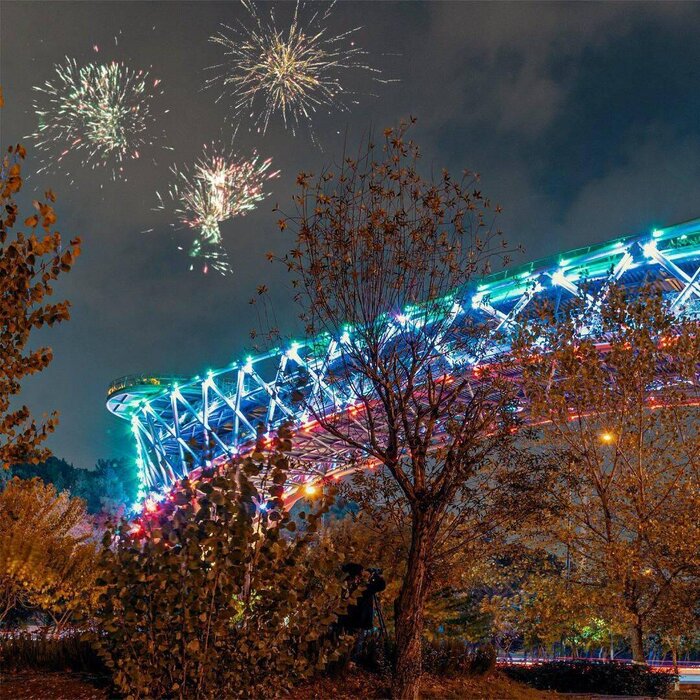 شب ۲۲ بهمن در تهران؛ نورافشانی برج میلاد و پل طبیعت به رنگ پرچم ایران درآمد