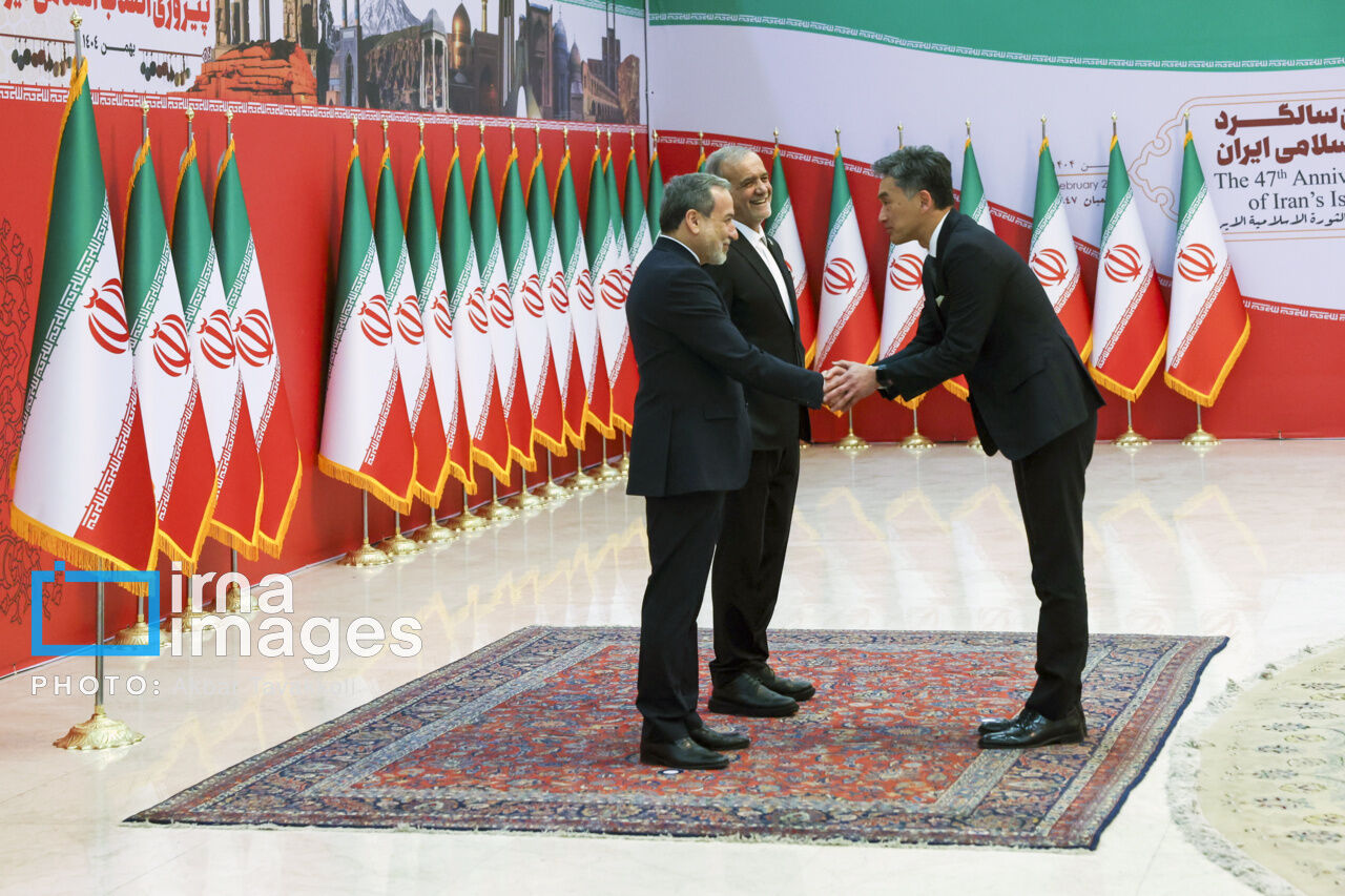 Иностранные послы поздравили президента Ирана с годовщиной Исламской революции