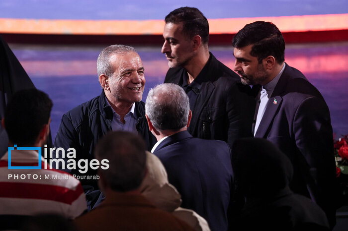 پیامهای ویدیویی پررنگتر از بازیگران؛ شبی که با بغض، شوخی با دبیر و رئیس جمهور سپری شد