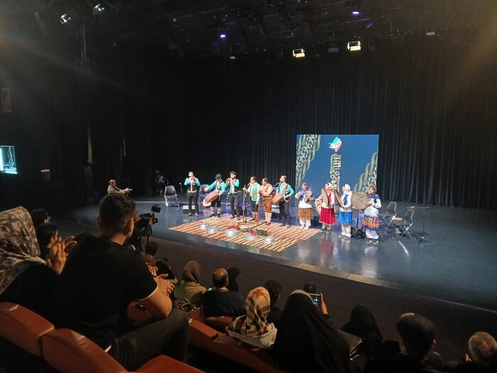 موسیقی فولکلور هیچ وقت سیاسی نمیشود