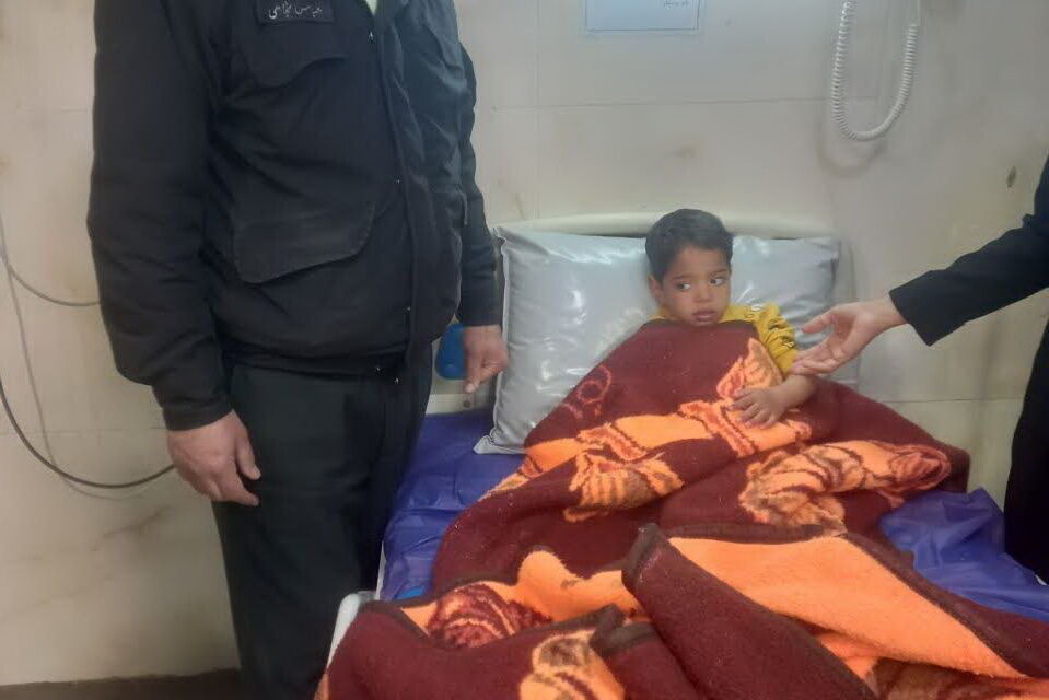 طوفان کودک بردسیری را به بیابان کشاند/ پلیس، پسربچه را سالم پیدا کرد