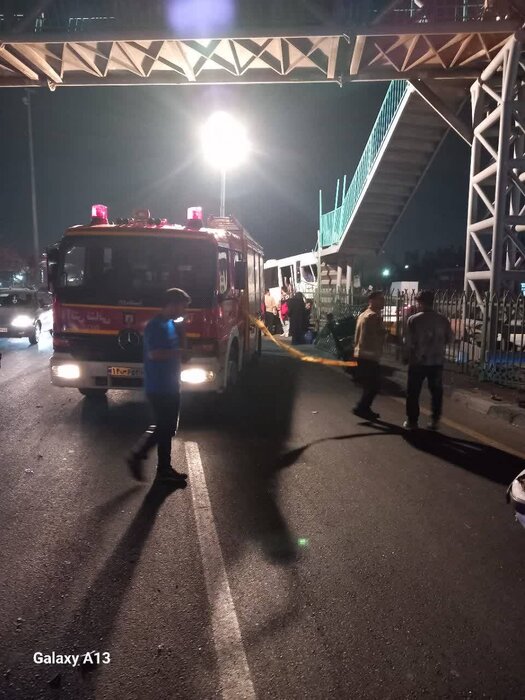 تصادف مینی بوس با ۲ دستگاه خودرو سواری در تهران با ۱۰ مصدوم