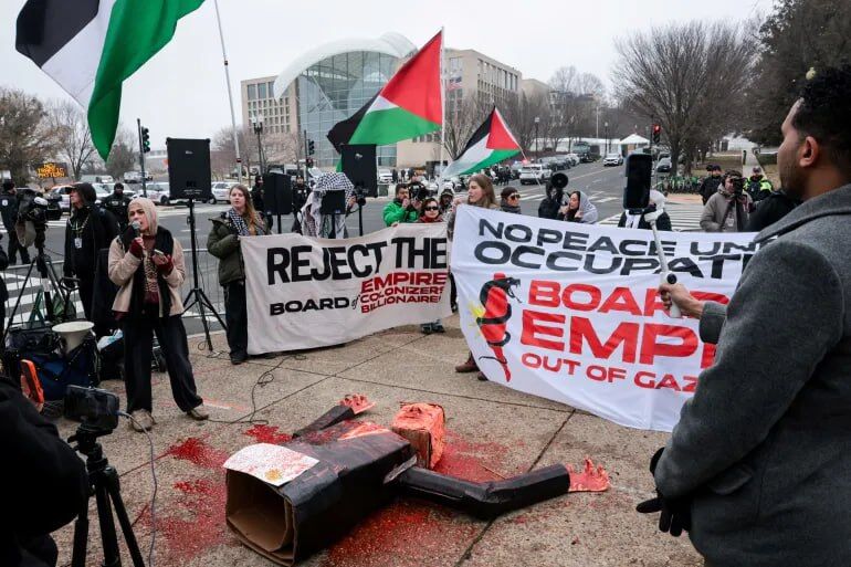 تجمع معترضان در واشنگتن علیه هیات صلح ترامپ