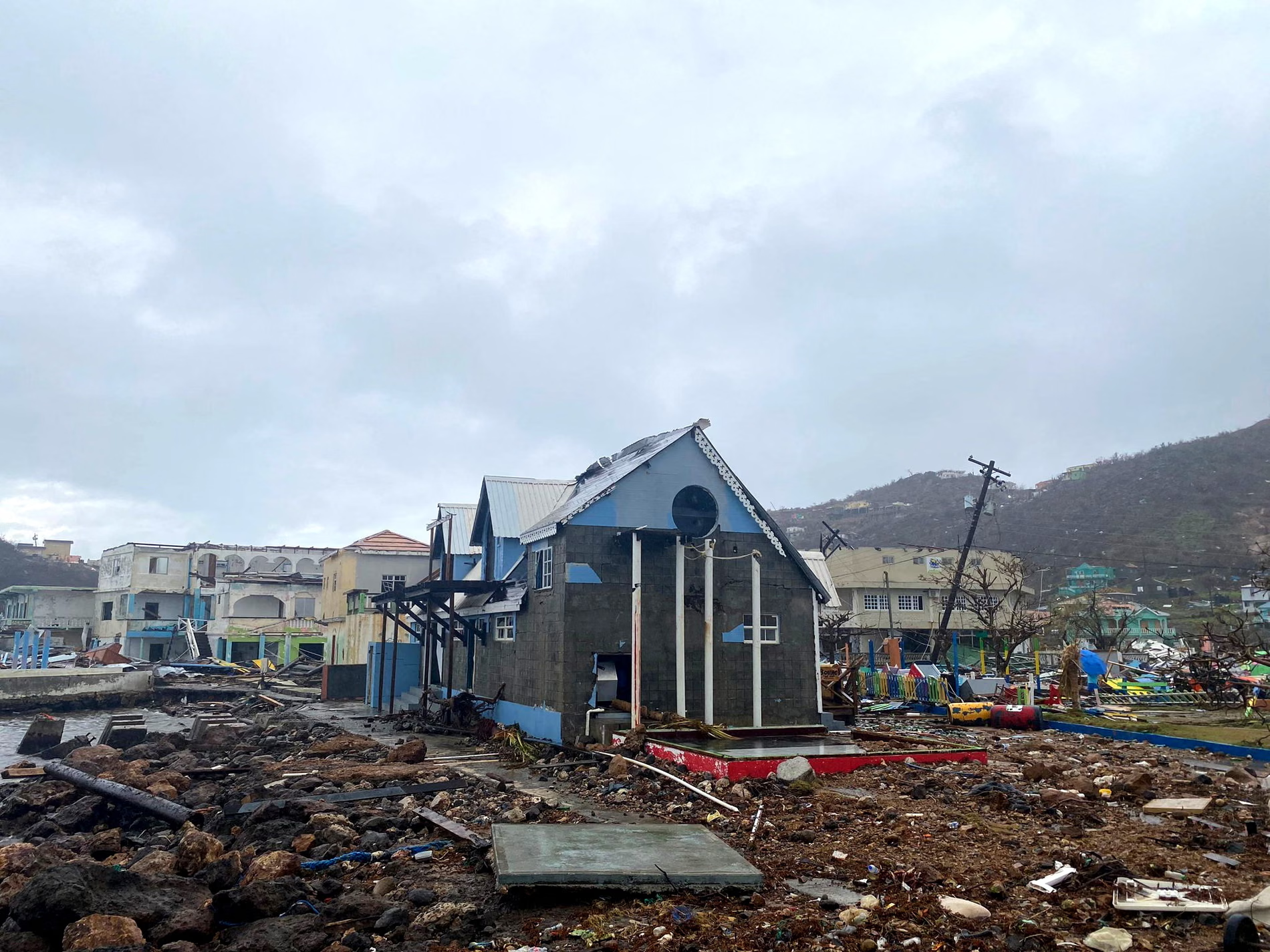 اختراع برنده جایزه نوبل: دستگاهی که از هوای خشک آب میگیرد