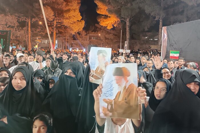 تجمع خودجوش جوانان کفنپوش بیرجندی برای خونخواهی رهبر شهید