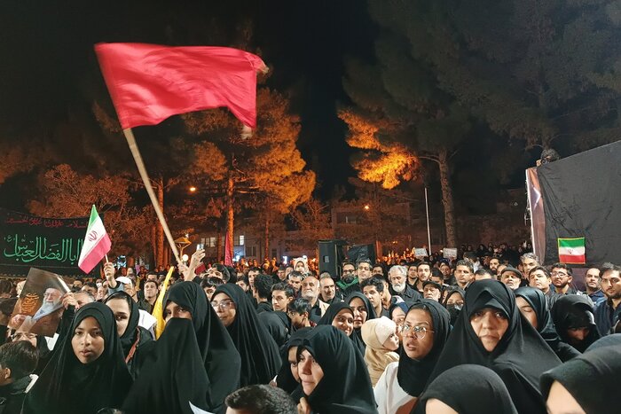 تجمع خودجوش جوانان کفنپوش بیرجندی برای خونخواهی رهبر شهید