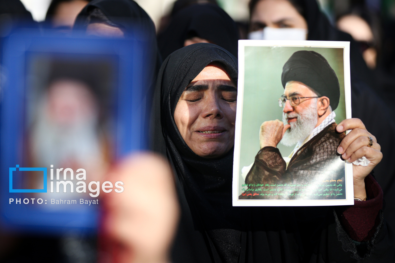 وداع با پیکر مطهر رهبر معظم انقلاب در مصلای امام خمینی(ره) وداع با پیکر مطهر رهبر معظم انقلاب در مصلای امام خمینی(ره)