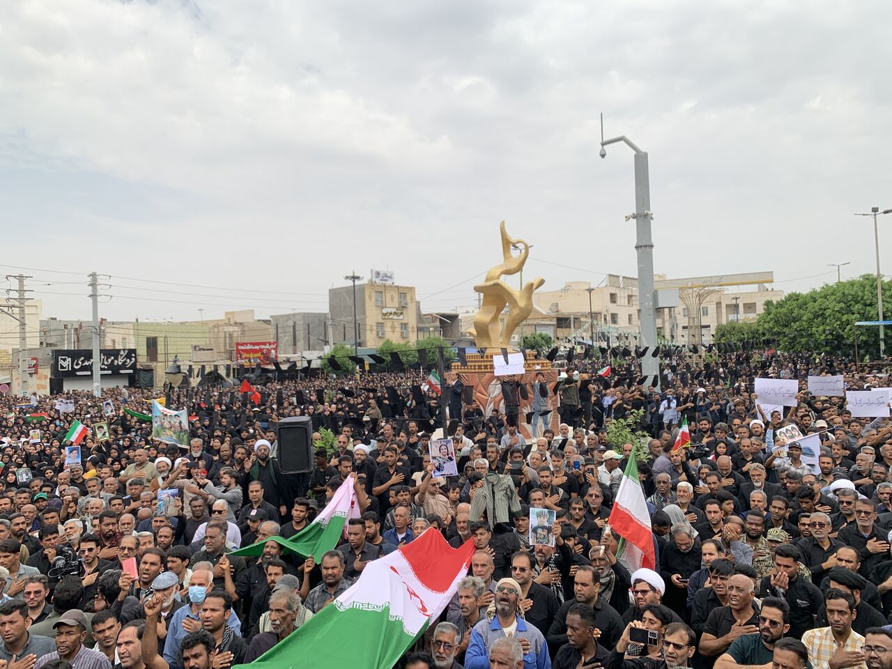 172748540 میناب در سوگ فرزندانش/ مادرانی که با عکسها حرف میزنند