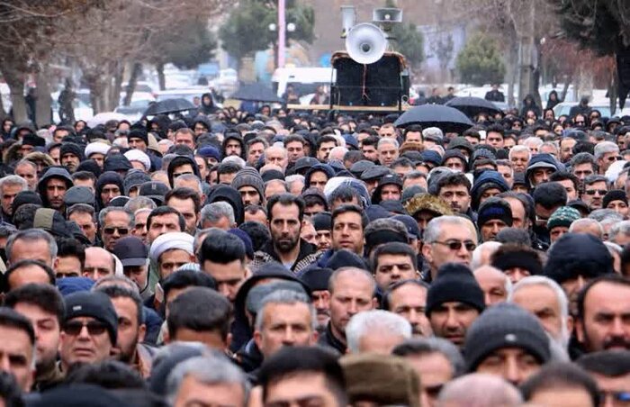 تشییع پیکر سه شهید حملات آمریکایی ـ صهیونیستی در سلماس برگزار شد+ عکس