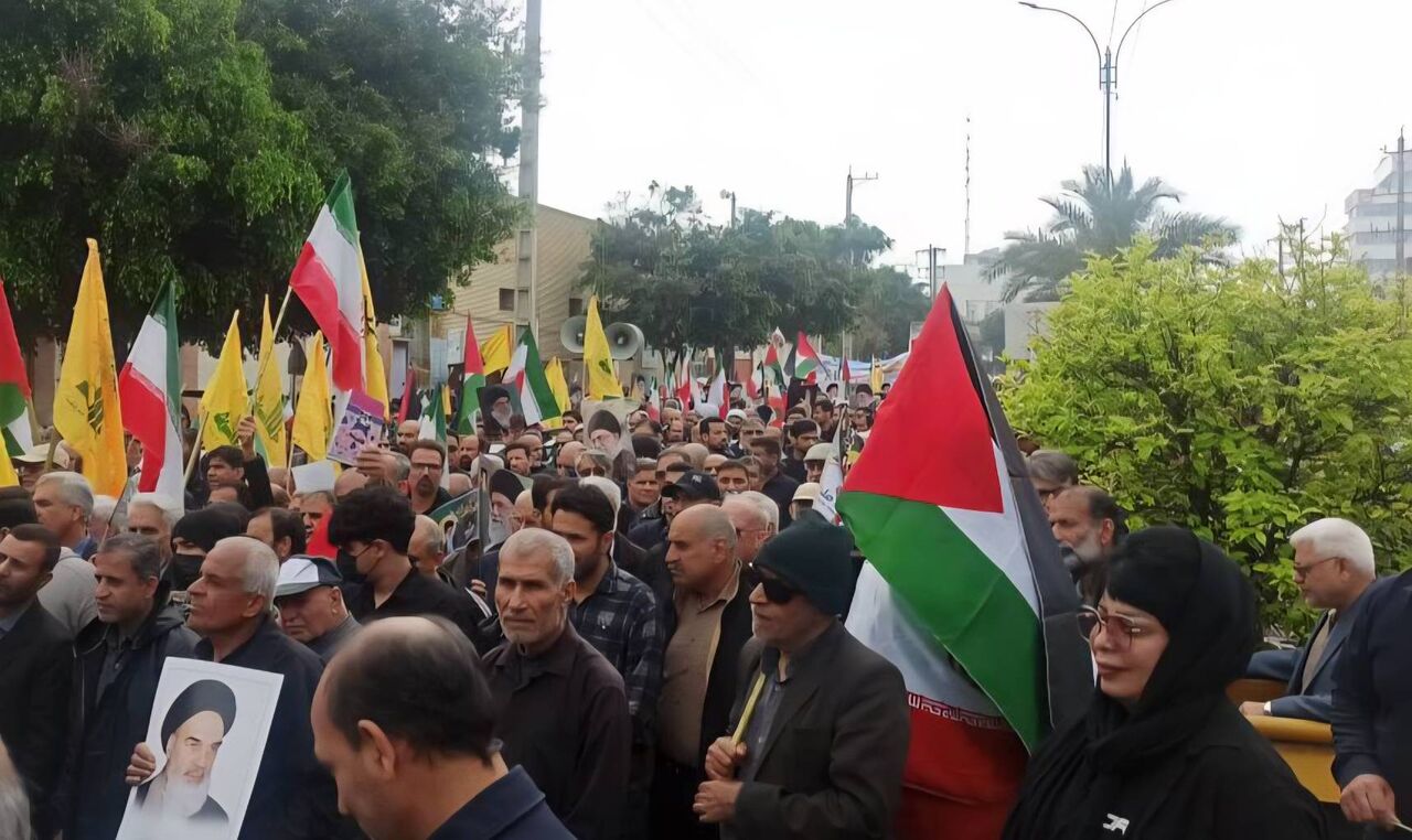 بوشهریها با مشتهای گره کرده برای دشمن آمریکایی-صهیونی خط و نشان کشیدند بوشهریها با مشتهای گره کرده برای دشمن آمریکایی-صهیونی خط و نشان کشیدند