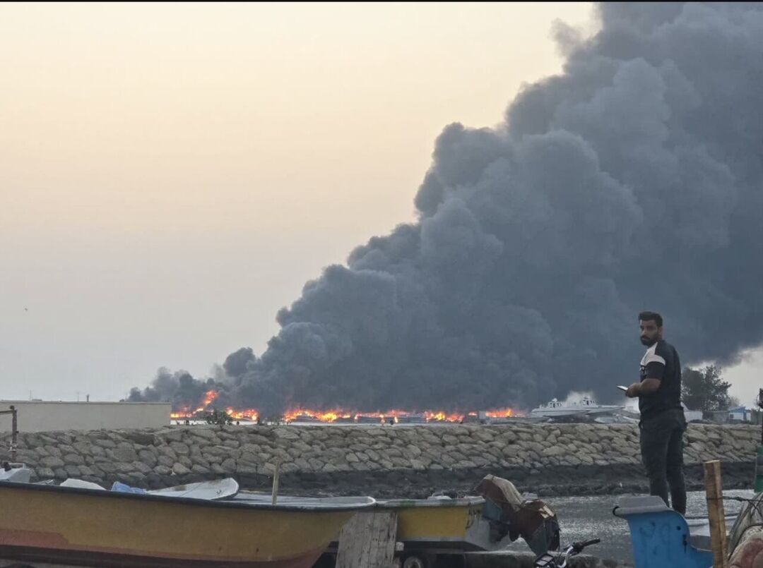 حمله آمریکا به لنج غیرنظامی در میناب با یک شهید، ۱۰ مصدوم و ۴ مفقود