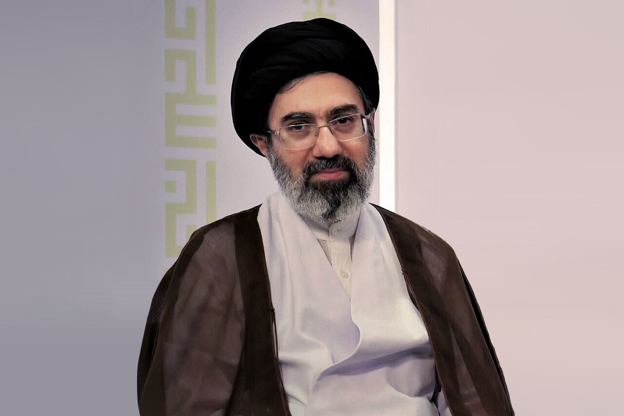 رهبر انقلاب: تا رسیدن به قلّههای پیشرفت همعهدیم رهبر انقلاب: تا رسیدن به قلّههای پیشرفت همعهدیم